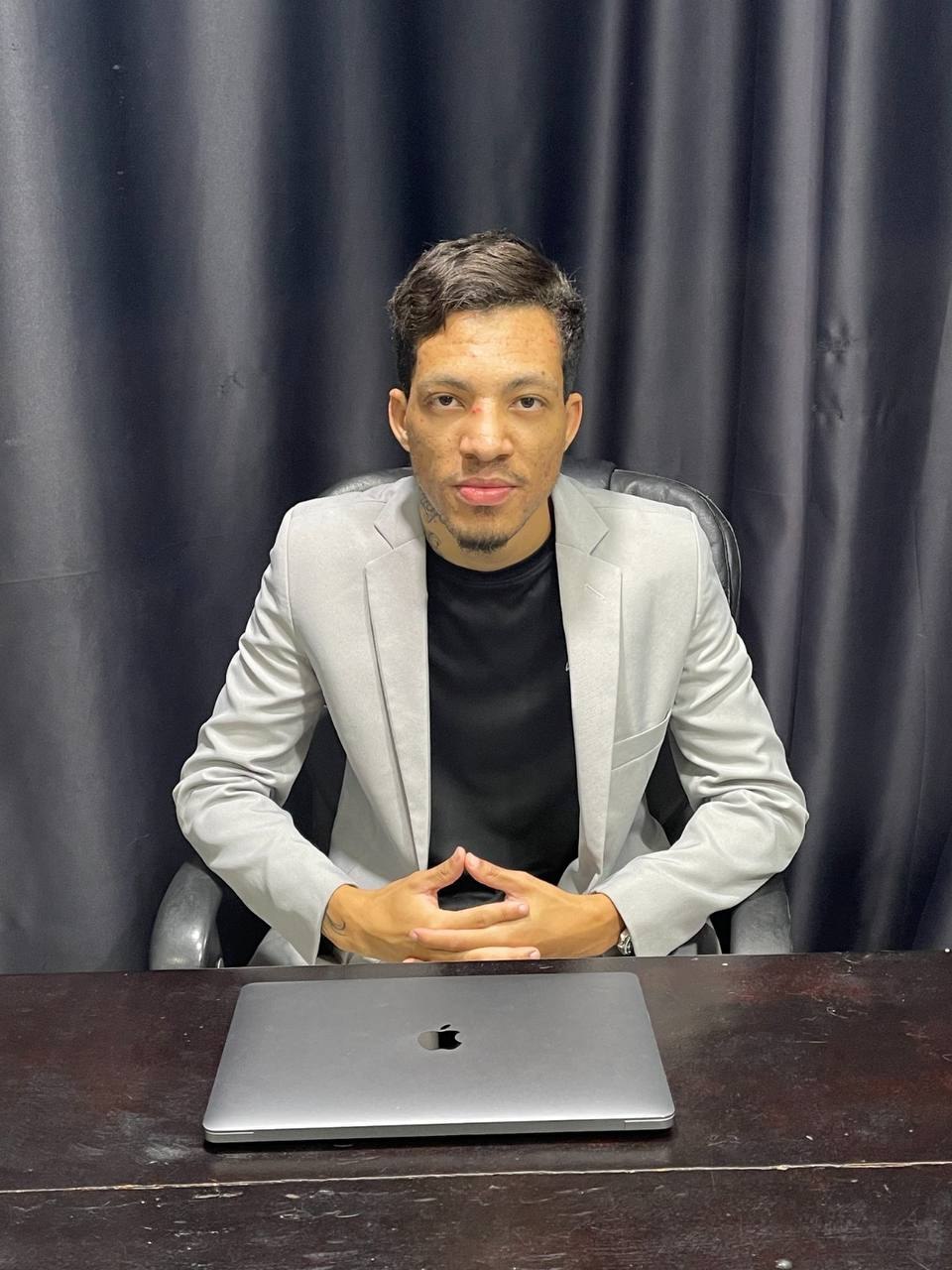 Fundador da Assessoria Clinic sentado em sua mesa